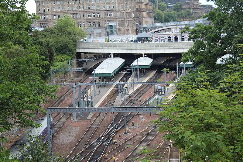 File:Gare Edinburgh Waverley Édimbourg 3.jpg