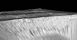 Garni Krater Mars HiRISE Sep2015.jpg