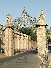 Poartă cu două statui și niște fier forjat foarte elaborat, în Würzburg (Germania), fierul forjat de Johann Georg Oegg (1752)
