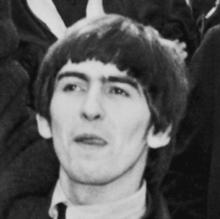Portrait en noir et blanc d'un jeune homme avec une coupe de cheveu au bol