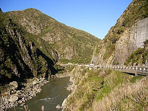 Manawatu Gorgemit dem New Zealand State Highway 3 rechts im Bild