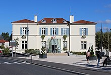 Grézieu-la-Varenne - Hôtel de ville.jpg