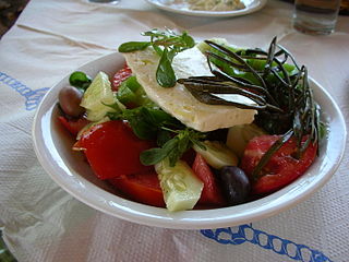Salad Horiatiki kaya sing disedhiyakake ing kepulauan Dodecanese