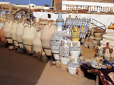 Lokale Töpferwaren im Guellala-Shop in Tunesien