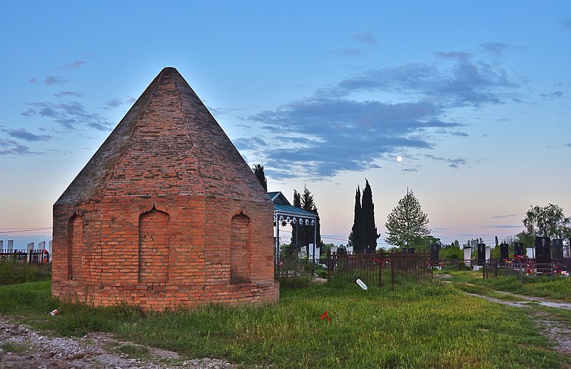 File:Gyuloglylar OctagonalMausoleum 004 6953z.jpg