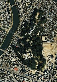国土交通省 国土地理院 地図・空中写真閲覧サービスの空中写真を基に作成（1988年）。比治山南部の長細い所が墓地に当たる