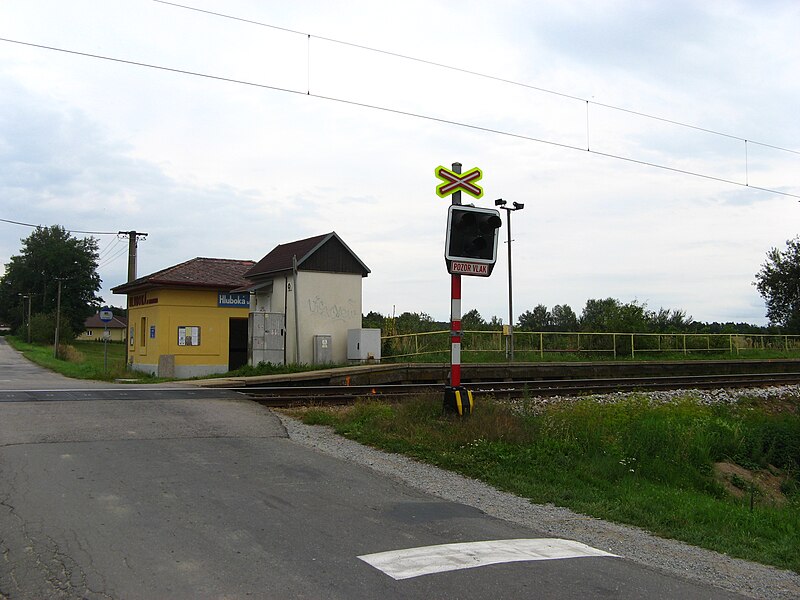 File:Hluboká u Borovan, železniční zastávka.jpg