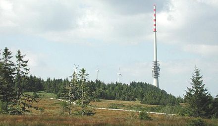 Hornisgrinde plateau and raised bog (2004). Behind: transmission mast and wind generators