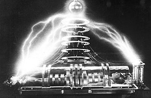 Film Metropolis: Handlung der rekonstruierten Originalfassung, Thema und Interpretationen, Ästhetik und Technik