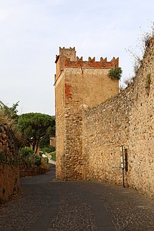 Bir kale kulesinin köşesi