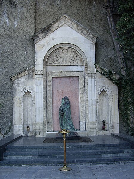 File:Ilia Chavchavadze tomb.jpg