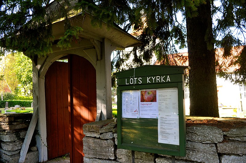 File:Ingång til Lots kyrka.JPG