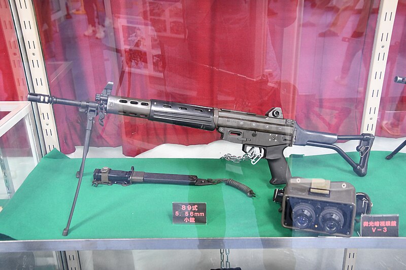 File:JGSDF Type 89 Assault Rifle (prototype, No.32) & JGVS-V3 at Camp Itami Welfare Center October 2, 2022.jpg