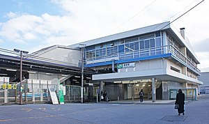 JR Sobu-Main-Line Южный выход со станции Макухари.jpg