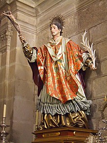 Amatoro malpendigas ĉasajn trofeojn (statuo en la katedralo de Ĥaeno)