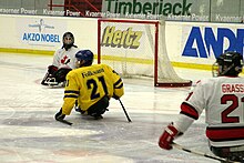 Canada (en blanc) vs Suède (en jaune) au championnat du monde 2004.