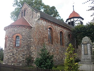 Nordöstliche Ansicht mit Gefallenendenkmal