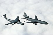 KC-10と給油中のC-141
