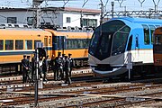 名古屋発下り1番列車に臨んで乗務員の記念撮影（2013年3月21日）