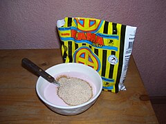 Kama, una harina de cereales y legumbres finamente molida que generalmente se come mezclada con leche, suero de leche, yogur o kéfir, o se usa para hacer postres.