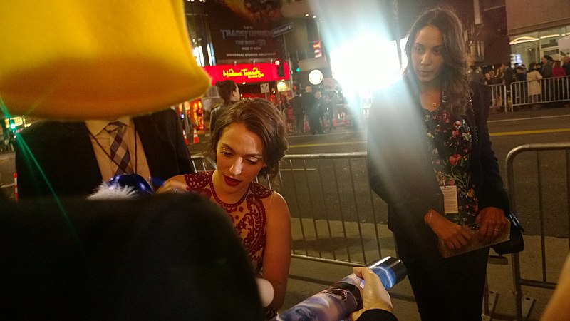 File:Kat Dennings Signing at Thor Dark World Premiere (10693946663).jpg