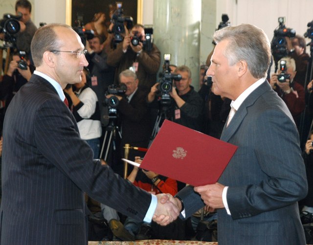 Prime Minister Kazimierz Marcinkiewicz (left) being sworn in by President Aleksander Kwaśniewski (right) in October 2005