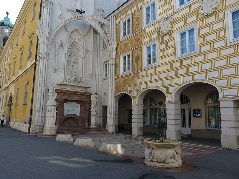 File:King Matthias Memorial, Székesfehérvár.jpg