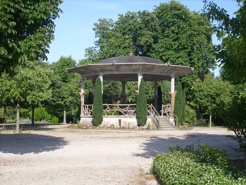 File:Kiosque du jardin public - panoramio.jpg