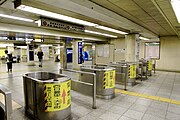 東京地下鐵與JR的中間剪票口（2011年7月，現在已撤除）