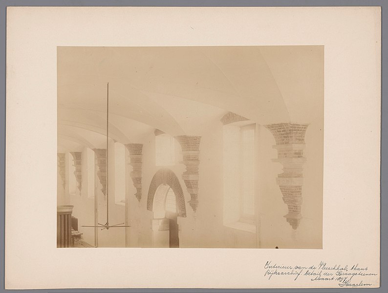 File:Kraagstenen in het interieur van de Vleeshal te Haarlem, RP-F-00-2042.jpg