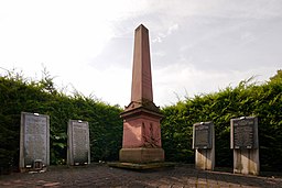 Kriegerdenkmal in Klein Winternheim 01 Totale