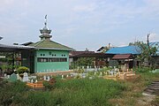 Banjar: Kubah Guru Haji Abdul Muthalib bin Mardiah wan Guru Haji Abdusy Sami bin Husin nang baandakaan di balakang Masigit Jami Taluk Tiram, Banjarmasin, Kalimantan Salatan. Bahasa Indonesia: Makam Kyai Haji Haji Abdul Muthalib bin Mardia dan Kyai Haji Abdusy Sami bin Husin yang berlokasi di belakang Masjid Jami Teluk Tiram, Banjarmasin, Kalimantan Selatan. English: The Tomb of Sheikh Abdul Muthalib bin Mardia and Sheikh Abdusy Sami bin Husin which is located behind the Teluk Tiram Jami Mosque, Banjarmasin, South Kalimantan.