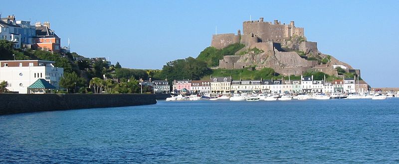 File:Lé Vièr Châté veu d'la Baie, Jèrri.jpg