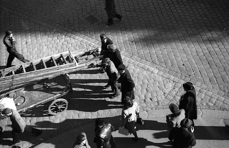 File:Létrákat tolnak egy kézikocsin, 1946 Budapest. Fortepan 78497.jpg