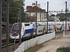 La rame inaugurale du 8 septembre 2011 avec à son bord le président de la République Nicolas Sarkozy et les personnalités quitte l'évitement impair de Genlis pour circuler sur les 140 km de la ligne LGV.