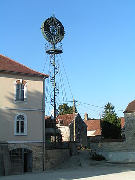 La mairie d'Arthonnay et son éolienne.jpg