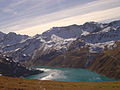 Le Lac et barrage de Moiry en Valais un beau jour d'automne.