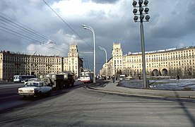 Piazza Gagarin (1940-1950) a Mosca;  notare le diverse finiture