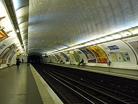As plataformas da estação, vista para Balard.