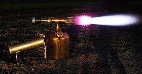 The type of blow torch used to start the hot-bulb engine Loetlampe vulcano-2.jpg