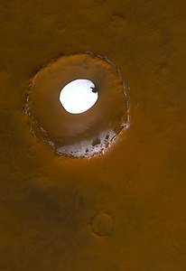 Craterul Louth - Marte - 2 februarie 2005 (32392673600) .jpg