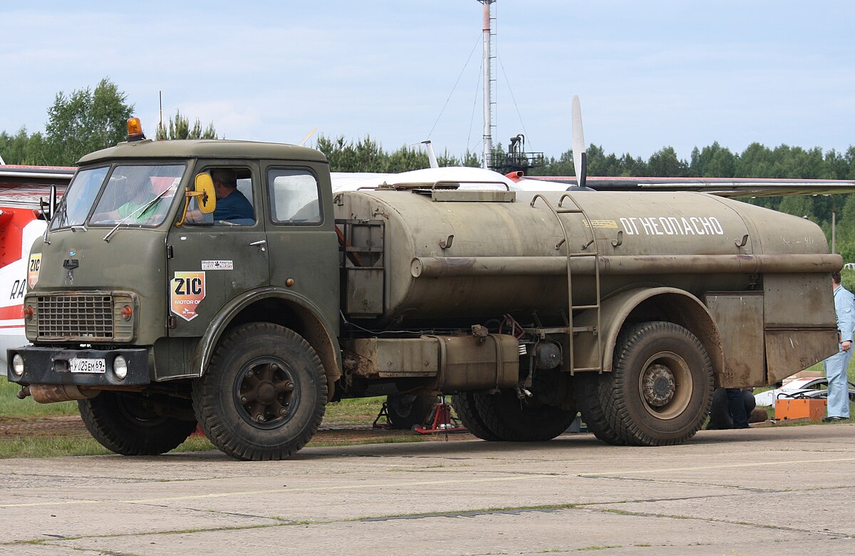 машина возит топливо (180) фото