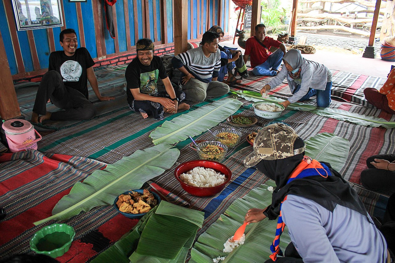 バナナの葉で一緒に食べているインドネシアの文化-asiaji