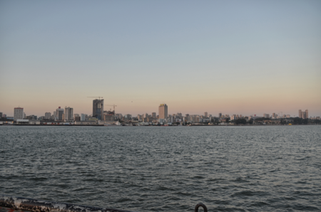 Tập_tin:Maputo_seen_from_Katembe_2014.png