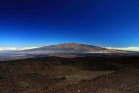 Blick auf den Mauna Kea vom Mauna Loa Observatorium.
