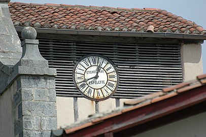 Lekorne, l'horloge de l'église, fabriquée à Espelette.
