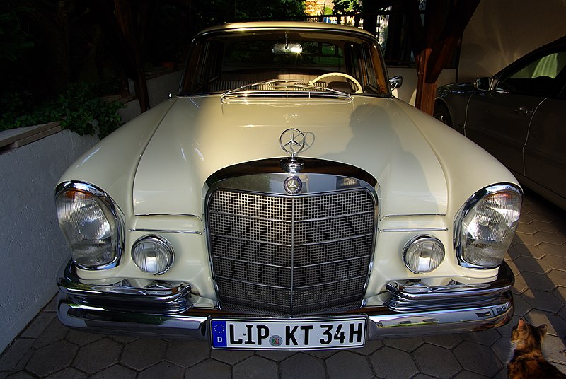 File:Mercedes W 111 220S - 2615924999.jpg