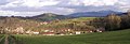 Čeština: Metylovická pahorkatina, panoramatický výhled z úbočí vrcholu Na Magoni (497 m) od východu na jihovýchod: vlevo vrcholy Lišky (457 m) a Metylovická hůrka (524 m), vpravo uprostřed vrchol Na kopci (412 m) a za ním zcela vzadu Lysohorská rozsocha s nejvyšším vrcholem Lysá hora (1323 m), v popředí obec Metylovice,