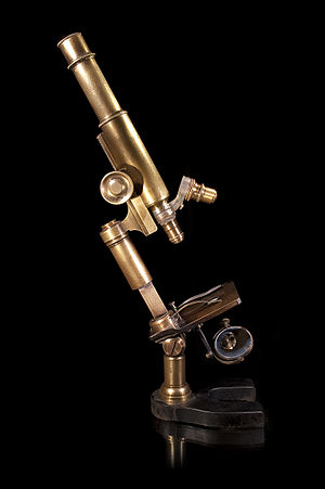 מיקרוסקופ היסטורי מתוצרת "נאשה ובנו", פריז, 1854.