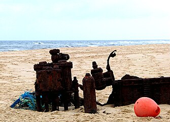 Les restes du Virgo en 2010, plage de Lespecier